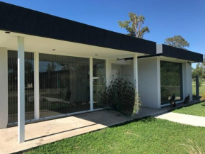 Casa frente al lago en barrio privado